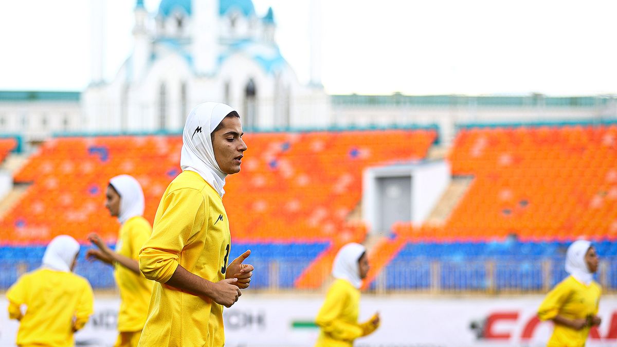 Футболистки сборной Ирана подавали сигналы помощи из автобуса на Кубке Азии. Им грозит опасность на родине