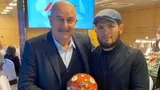 Черчесов подарил Хабибу мяч сборной России с автографом: «Удивлен, как профессионально он разбирается в футболе»