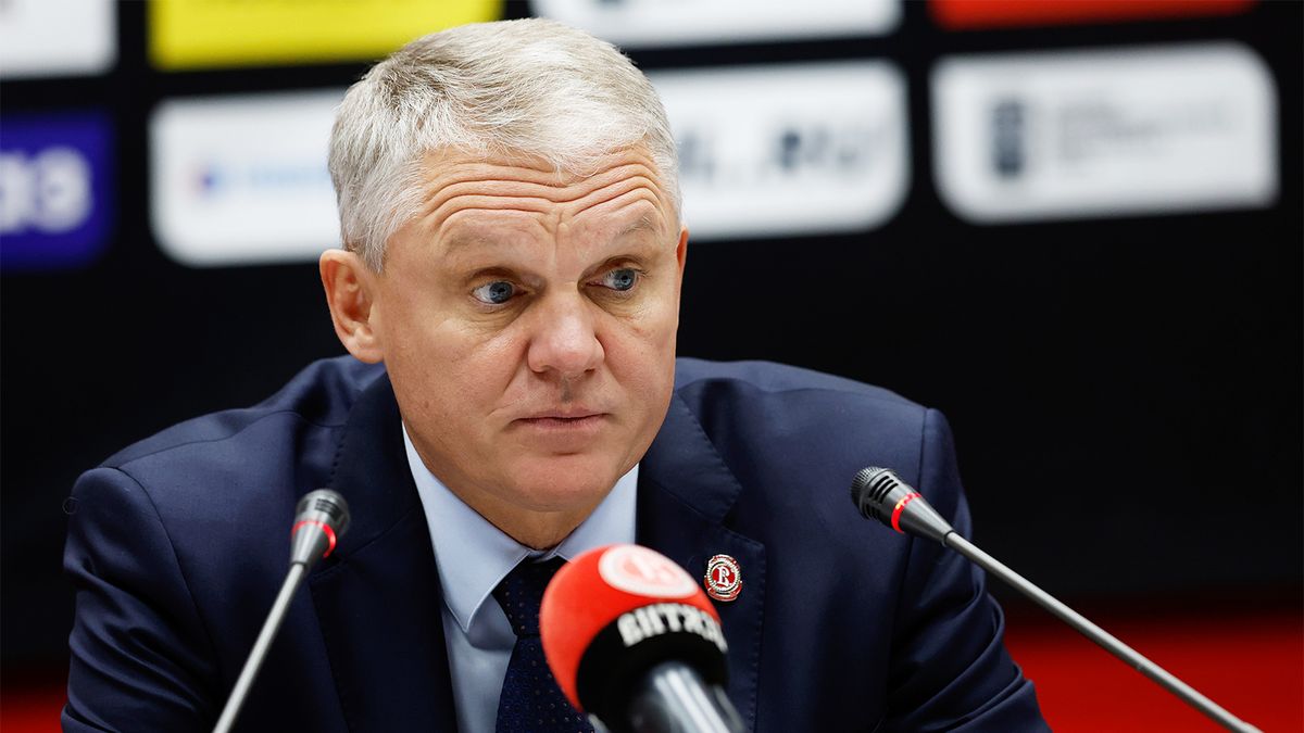 Тренеру «Авангарда» Завьялову рассекли голову шайбой в матче со «Спартаком»