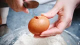 Эту ошибку на кухне допускает каждая вторая хозяйка: вот почему яйца нельзя разбивать ножом