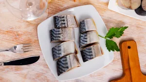 Этот рецепт из СССР — настоящая находка для любителя рыбы: как приготовить мурманское сало из скумбрии