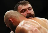 «Дрищ со спины ударил, а мусор ксивой махал». Боец UFC Орловский рассказал, как ему сломали нос