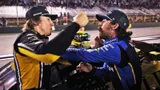 Гонщики NASCAR устроили жесткую драку после финиша на этапе в Бристоле