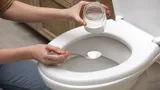 Выходя из дома, выливаю в унитаз стакан жидкости: к моему приходу он сияет, налет отходит сам