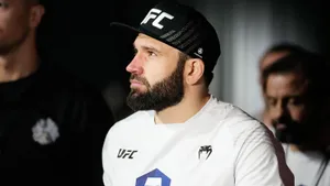 Устрашающий нокаутер из России прихлопнет американца в UFC. Прогноз на Азамат Мурзаканов — Девин Кларк