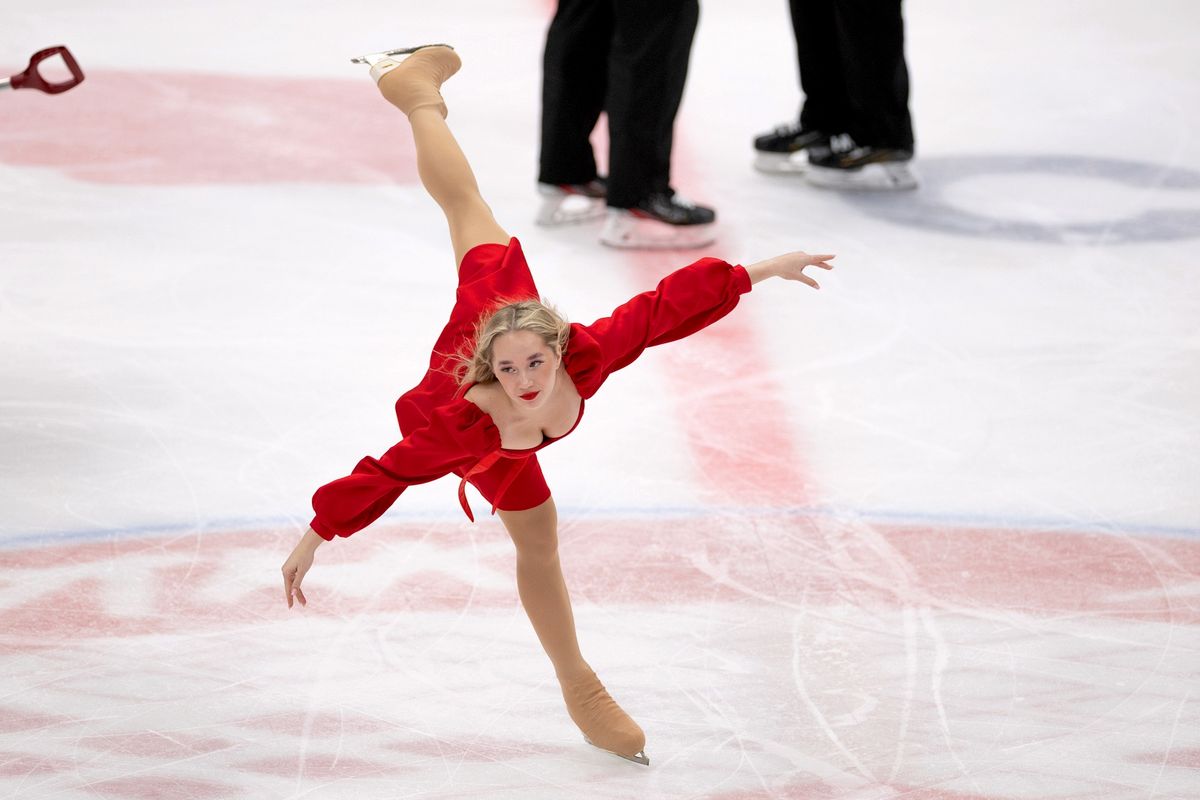 Кулачное побоище после сирены, горячая красавица на льду, поросята на трибуне! «Спартак» — «Локомотив»: фото