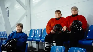 Бабушки с севера России играют в хоккей — капитану уже 86 лет! Т-Банк снял документалку про уникальную команду