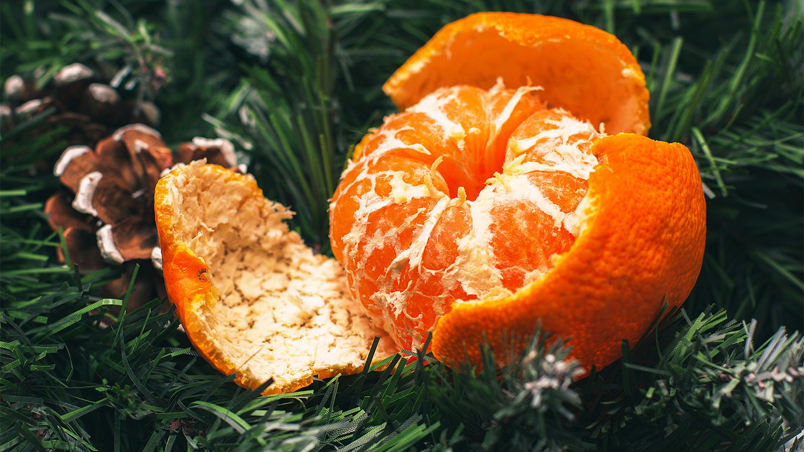 новогодний мандарин. мандарины на деревянном столе. любимый новогодний фрукт манда. мандарины к новому году. почему мандарины стали символом нового года.