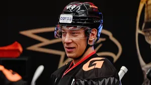 Был «железным человеком», а теперь идет за вечным рекордом КХЛ! Шарипзянов — лучший защитник января