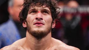 В UFC хотят красиво избавиться от непобежденного бойца из России. Все о бое Мовсар Евлоев — Лерон Мерфи