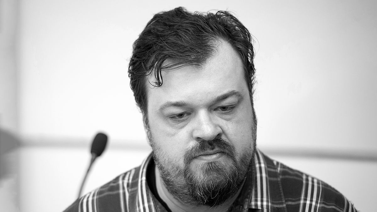 На могиле Василия Уткина установили памятник с его цитатами из репортажей