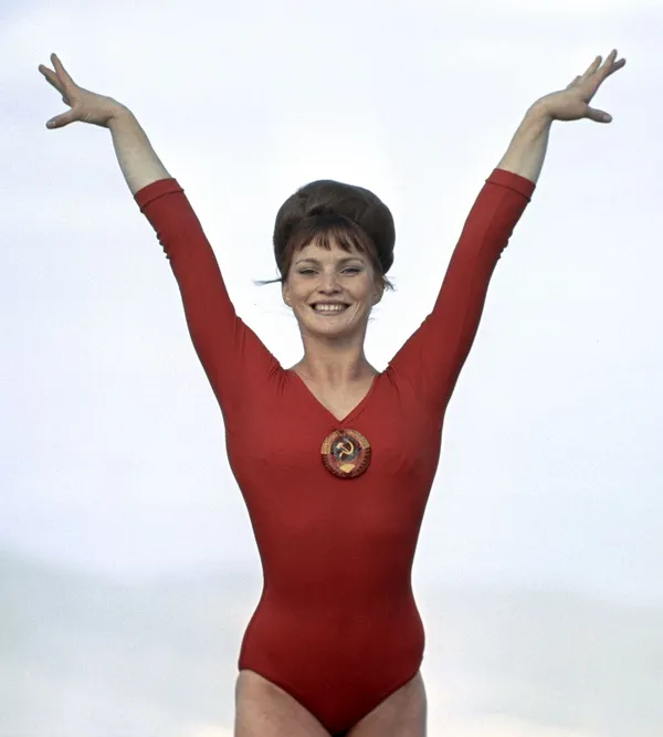 Балапан өз мысығын жалайды