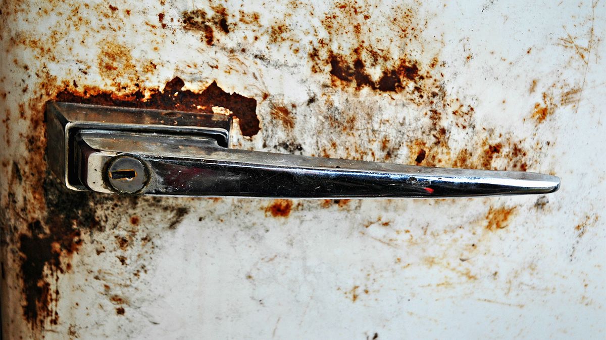 Эту странную деталь из быта СССР сейчас не поймут: зачем холодильники делали с замками