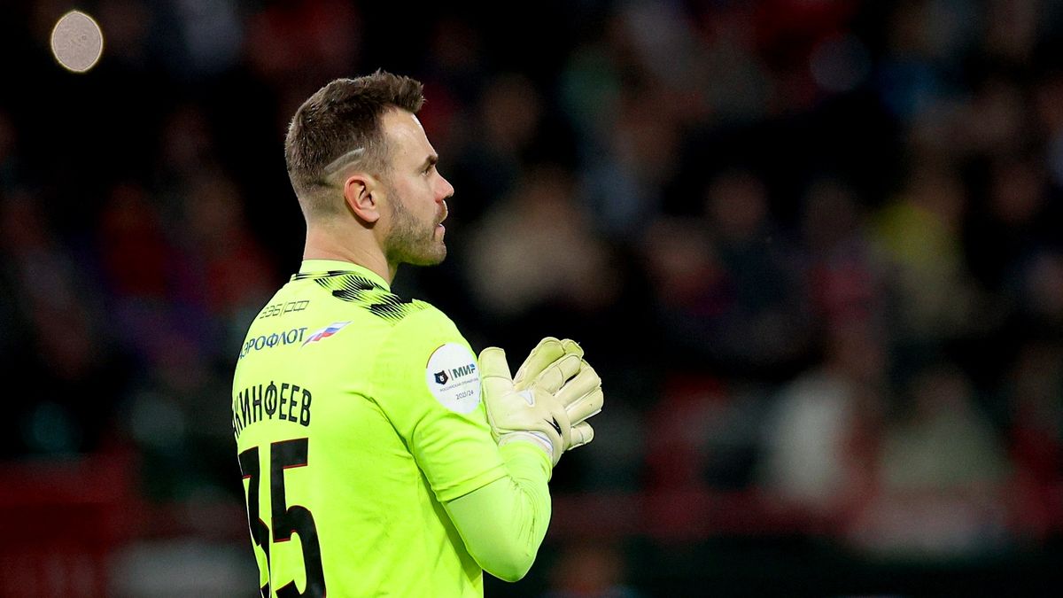 Стало известно, на какой срок выбыл Акинфеев после травмы голеностопа