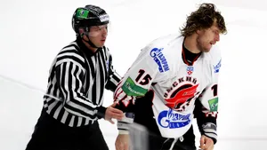 Громкий скандал в российском хоккее. Игрок «Авангарда» озверел, орал на судей и бросался в них обломками клюшки 