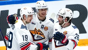 Лучшая атака КХЛ хлопнет принципиального соперника на его льду! Прогноз на «Авангард» — «Металлург» 