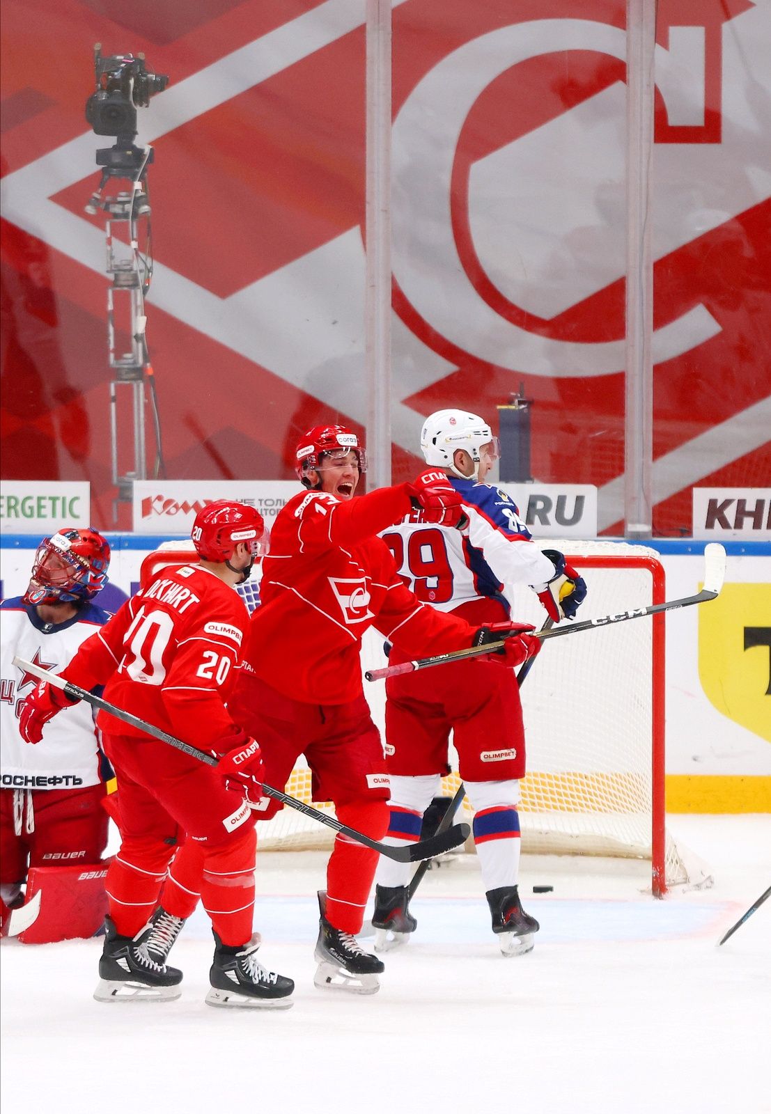 Жесткая бойня на льду, «Деревня дураков» и звезды футбола на трибунах. Фотогалерея матча «Спартак» — ЦСКА