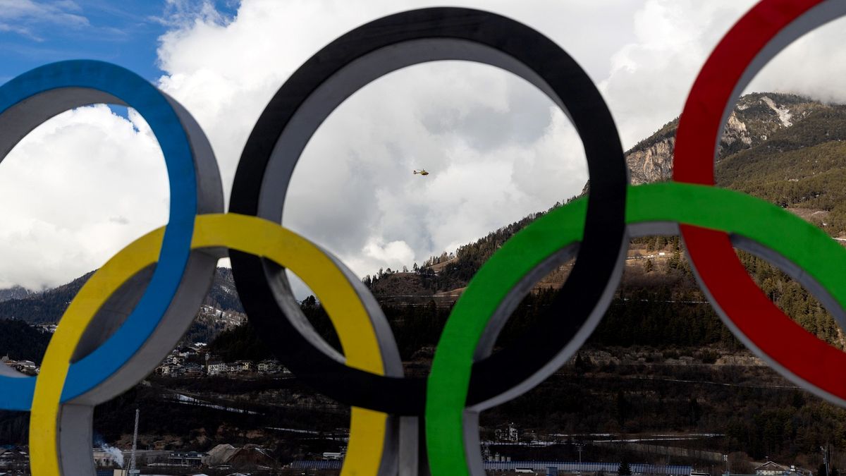 Мексиканские горнолыжники Сара Шлепер и Лассе Хахиола стали первыми матерью и сыном, выступившими на одних ОИ