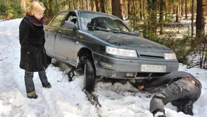 Обязательно возите эти вещи зимой в багажнике: они могут спасти жизнь
