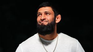 Крушил всех подряд, побеждал легенд, но так и не добрался до пояса UFC. У чеченца Чимаева — последний шанс