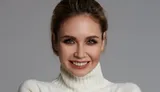 Ляйсан Утяшева засветила красивую грудь в откровенном наряде с глубоким декольте