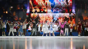 Авербух устроил новогодний огонек на льду. Костомаров пел, а его жена каталась, молодежь зажигала под хиты СССР