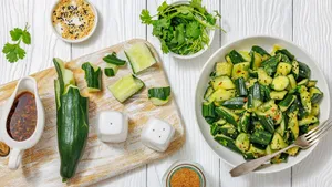 Такую вкусную закуску вы еще не ели: рецепт битых огурцов по-китайски — готовятся 5 минут