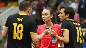 «Было жарко!» Судившая финал Кубка Легенд девушка высказалась о скандальном матче с участием России