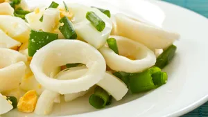 Рецепт этого салата в СССР хозяйки переписывали по тетрадкам, а сегодня его забыли: всего 3 ингредиента