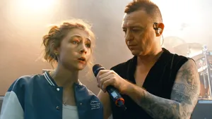 Посмотрела премьеру «Все, что тебя касается»: тем, чья молодость пришлась на нулевые, кино с Ромой Зверем зайдет