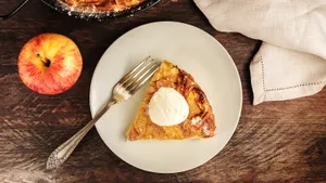 Готовлю яблочный пирог на сковороде: нужно три ингредиента и 15 минут времени