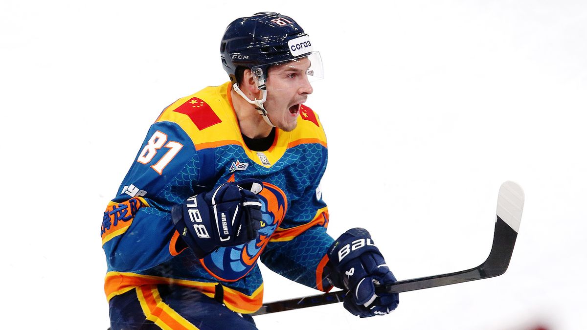 Попугаев продлил контракт с «Шанхай Дрэгонс»