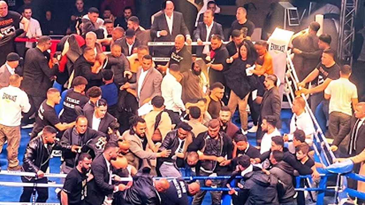После победы российского боксера в Турции произошло страшное побоище: Начали бить стульями, ногами, руками