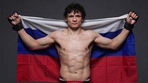 Русский рукопашник вырубил американца в UFC на последней секунде. Соперник Копылова упал на колени от кика в голову