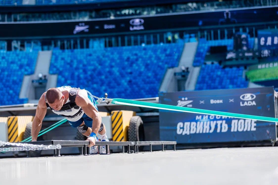 Российский спортсмен сдвинул выкатное поле на арене «Зенита»