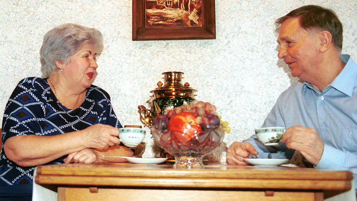 Пахал как проклятый на заводе, падал в обморок от голода, сильно расстроил родную мать. Истории из детства Тихонова