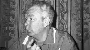 Великого Лобановского свели с горячей стюардессой. Она вышла из его номера уже через 7 минут 