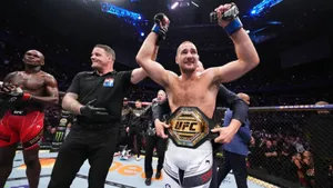 Американский «колхозник» разнес лучшего ударника у него дома. У UFC новый сенсационный чемпион