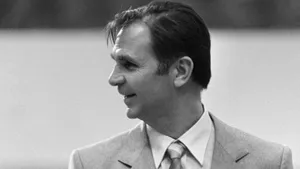 Этот лакомство из СССР великий Тихонов возил с собой даже в Америку! От чего не мог отказаться тренер ЦСКА?