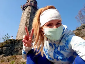 «Один из самых смелых поступков». Коукалова показала, как везет собаку родителям во время пандемии коронавируса