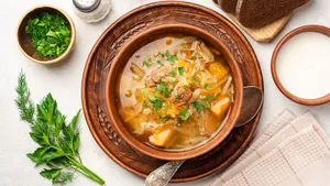 Готовлю наваристые щи с квашенной капустой по бабушкиному рецепту: традиционные на говяжьем бульоне