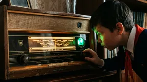 Смешной миф из СССР, в который верили многие школьники: якобы лампа на радиоприемнике — признак слежки