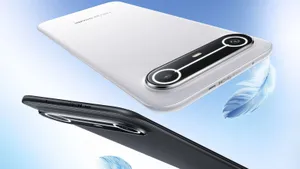 Весит меньше iPhone Air, а стоит до 20000: у сверхтонкого Tecno Spark Slim закругленный экран и полноценная АКБ