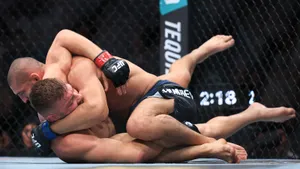 Хамзат Чимаев разнес Дрикуса Дю Плесси и стал новым чемпионом UFC из России: LIVE