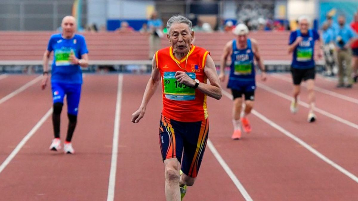 92-летний бегун из Монголии выиграл чемпионат мира, пробежав 100 метров за 18 секунд. Необычный турнир в Корее