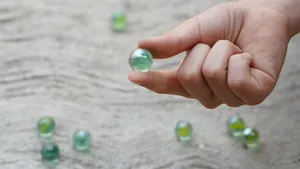 Зачем делали стеклянные шарики, которыми играли советские школьники во дворах: они были не игрушкой