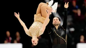 42-летней чемпионке мира по фигурке из Канады сшили платья за 100 тыс. долларов. Она работает с крутым модным домом