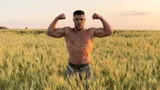 «Порой срабатывает ПВО, сбивает ракеты. А так, жизнь не поменялась». Боец из команды Федора готовится драться в США