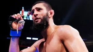 Самый звездный чеченец из UFC отошел от болезни и подерется со звездой. Чимаеву снова дали шанс