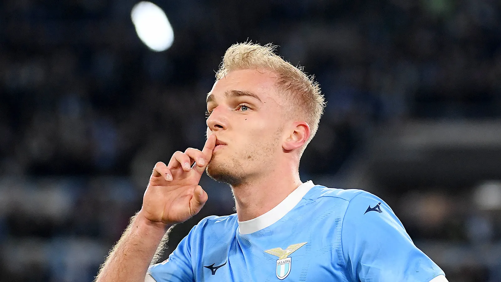 Игроки Лацио празднуют победу над Миланом